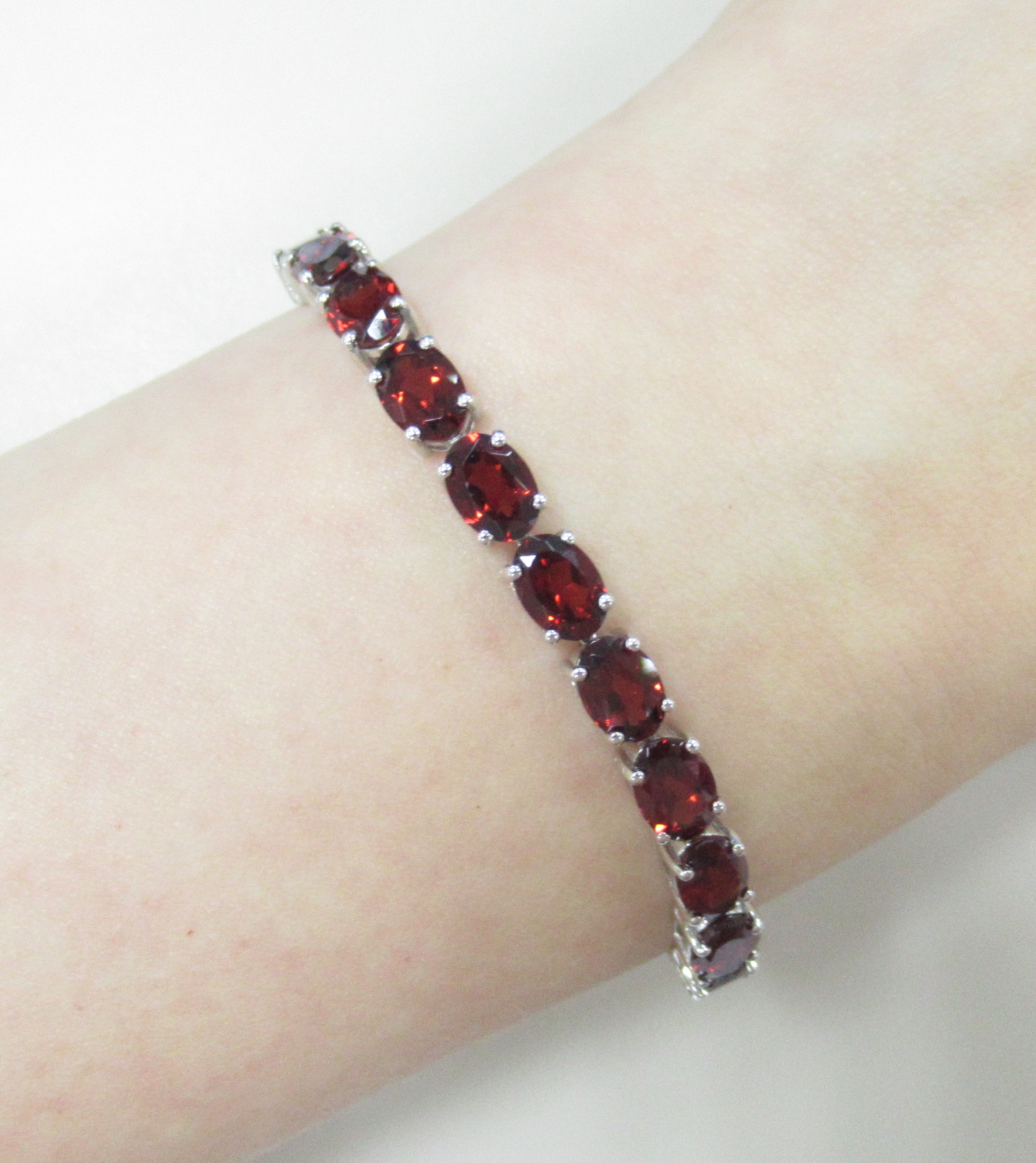 Серебряный браслет 925 пробы; вставки 14 Гранат 13,6 ct;